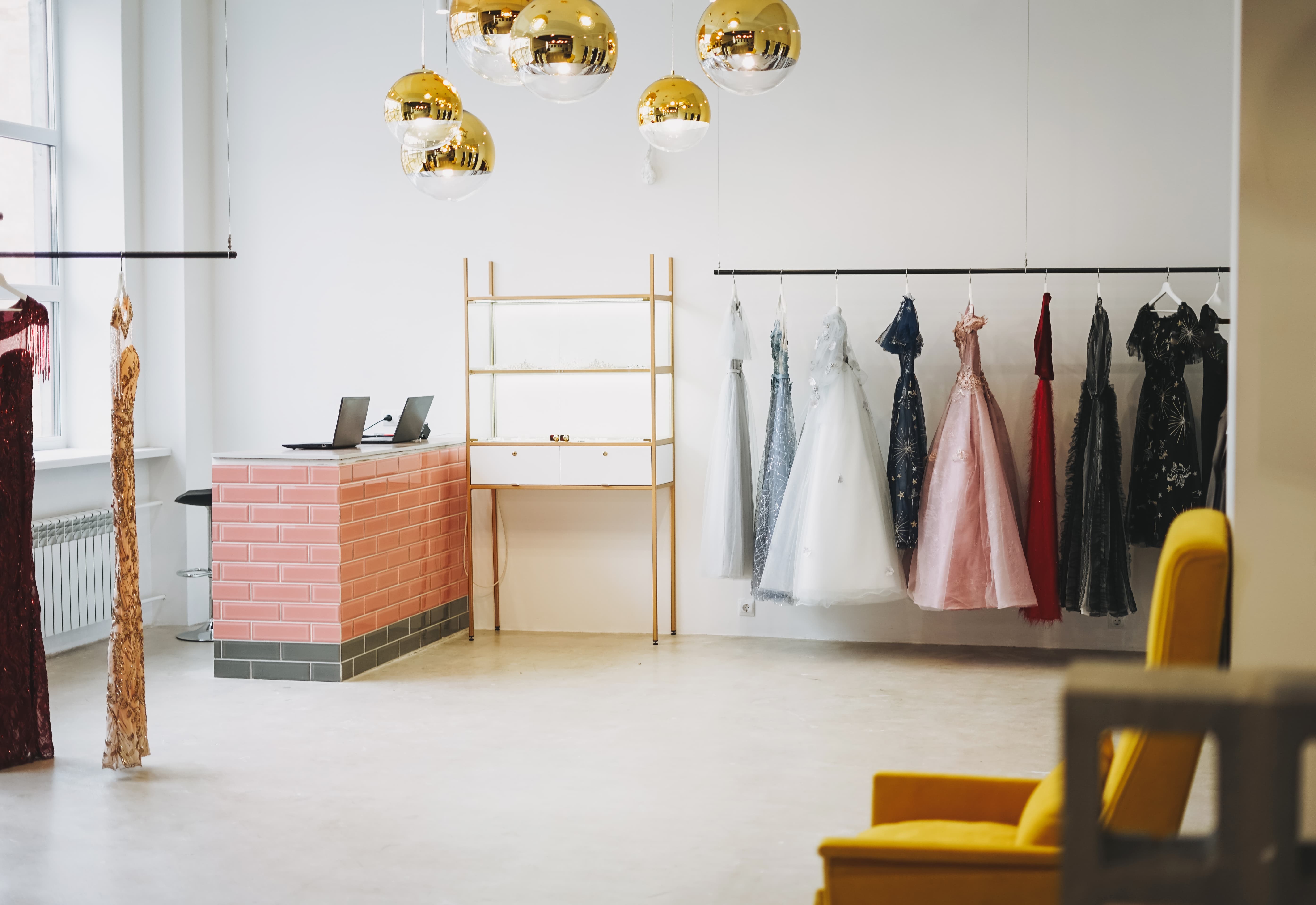 Elegantes Geschäft mit Abendkleidern auf Ständern und moderner Einrichtung, Polarglanz Gewerbereinigung in Hamburg für Läden, Restaurants und Cafés.
