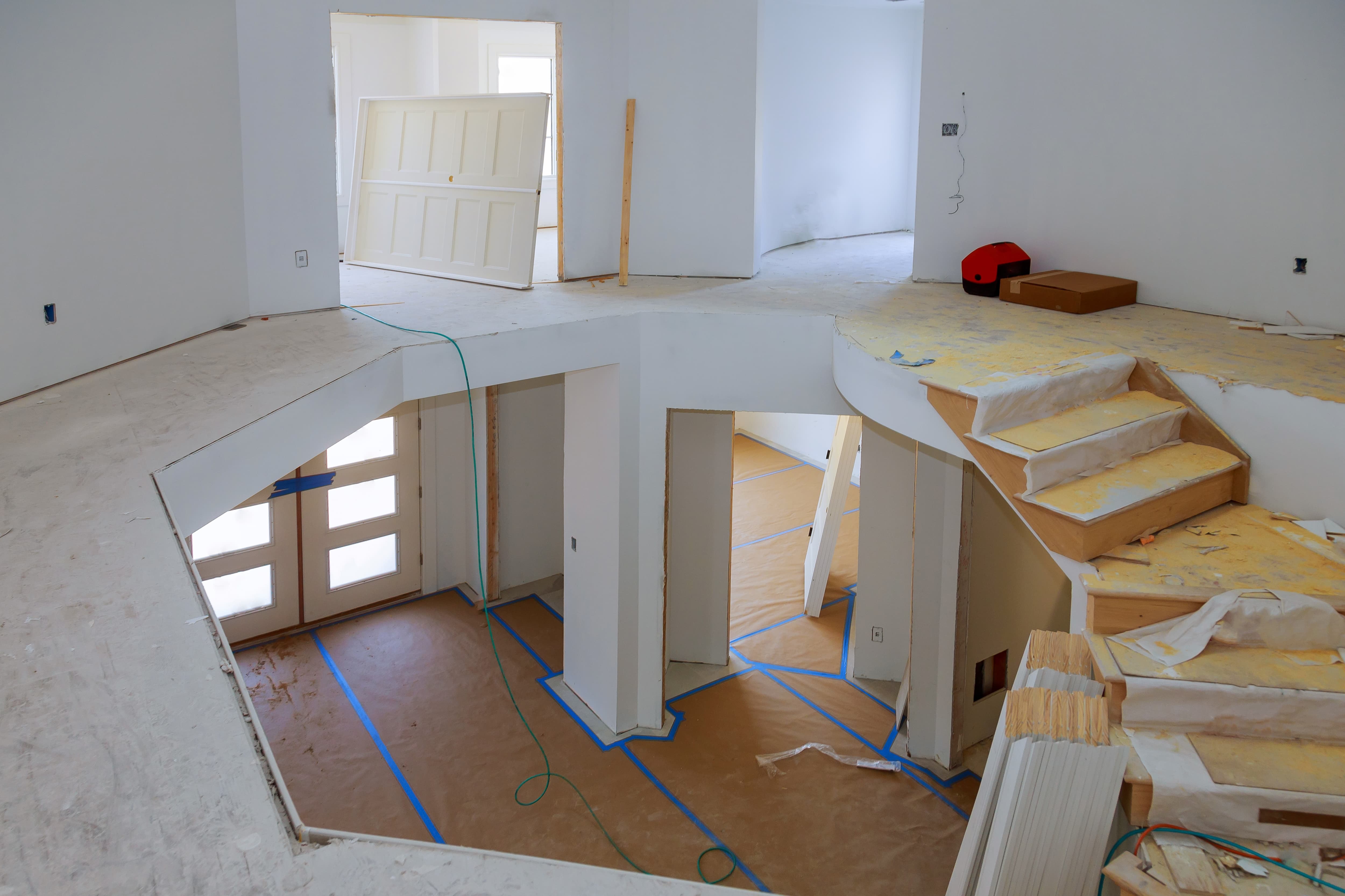 Innenraum eines Hauses während der Renovierung, unfertige Treppe und Baustellenreste, Polarglanz übernimmt Bauendreinigung und Renovierungsreinigung in Hamburg und Umgebung.