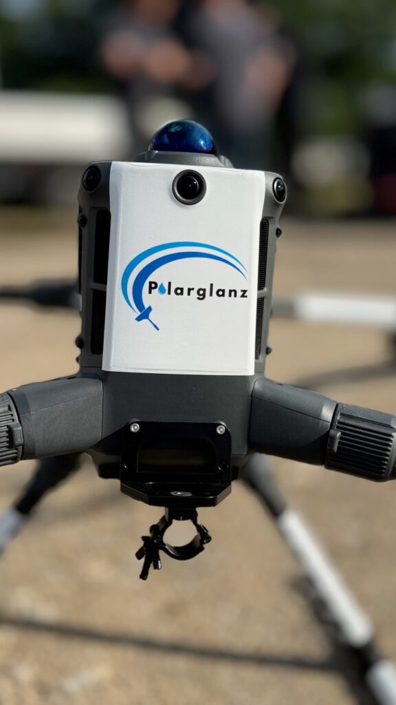 Reinigungsdrohne von Polarglanz aus Barsbüttel mit Kamerasystem und Firmenlogo